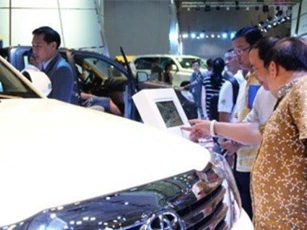 Doanh số bán xe trong nước tăng nhẹ, xe nhập giảm rất mạnh