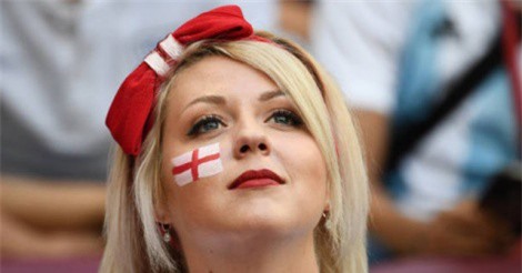 Fan nữ tuyển Croatia và Anh “thi thố” nhan sắc ở World Cup