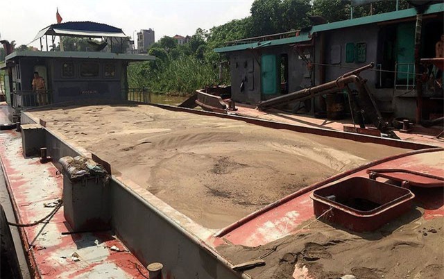 Hà Nội: Bắt quả tang 4 tàu khai thác cát trái phép