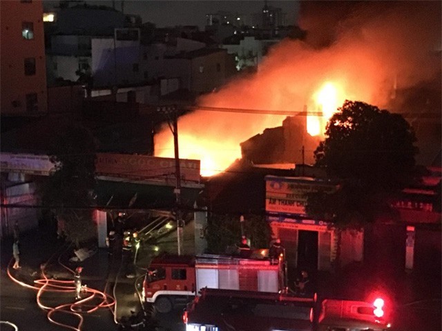 Kho vải bất ngờ bốc cháy lúc rạng sáng