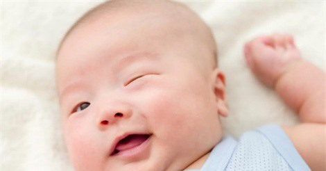 Tại sao trẻ sơ sinh hầu như không chớp mắt?