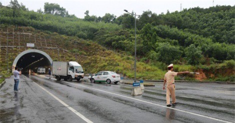 Xe tải mất lái "kỳ lạ", 3 người bị thương