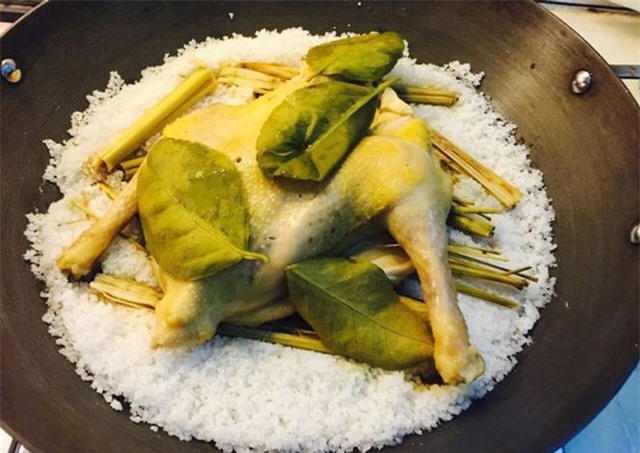 Công thức làm món gà hấp muối sả thơm ngon hấp dẫn