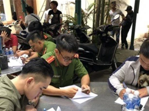 “Đột kích” bar Đông Kinh, đưa 176 người về trụ sở kiểm tra ma tuý