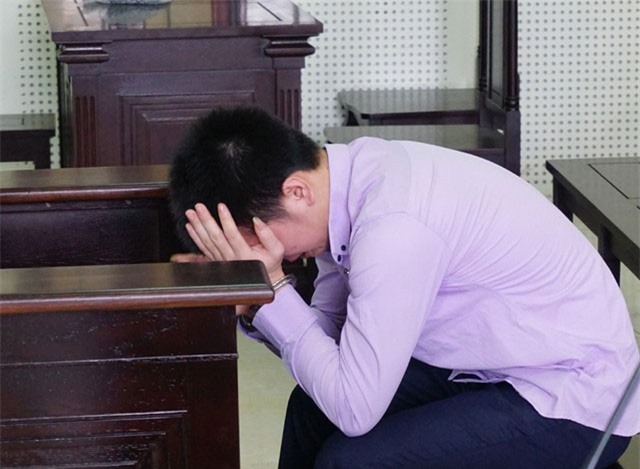 Được mẹ bị hại xin giảm án, nam thanh niên phạm tội giết người bật khóc
