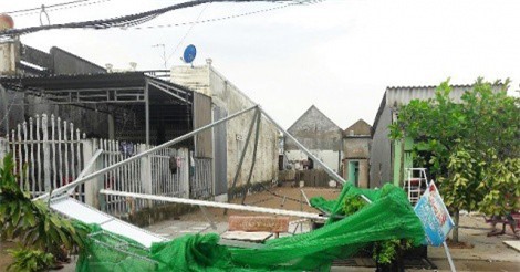 Giông lốc làm hư hại hơn 100 nhà dân ở Cà Mau