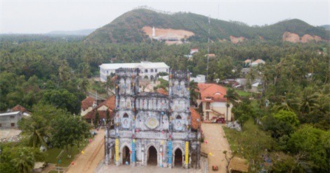 Ngắm nhà thờ trăm tuổi nơi giữ sách quốc ngữ đầu tiên ở Phú Yên