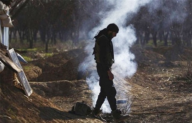 Bị quân đội Syria đánh tan tác, phiến quân vội giao vũ khí xin hàng 
