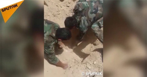 Clip: Quân đội Syria tịch thu một loạt tên lửa Mỹ chôn trên núi 