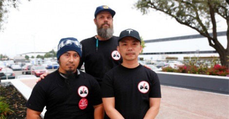 Công nhân Tesla uống nước tăng lực để chạy kịp tiến độ sản xuất