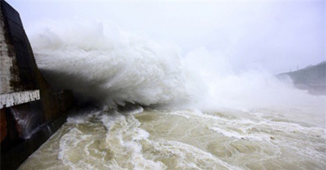 Hồ Hòa Bình mở cửa xả đáy thứ ba trước đợt mưa lớn