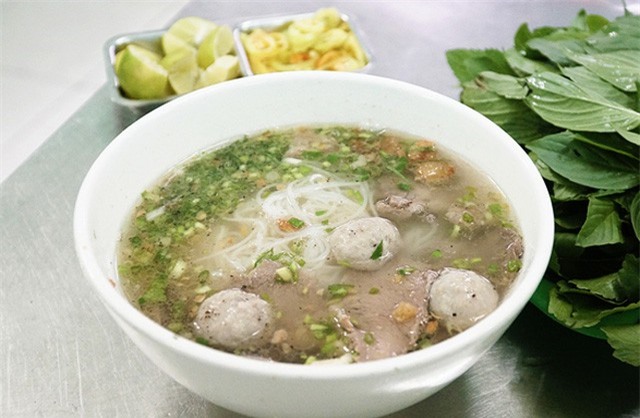 Quán hủ tiếu Sài Gòn hút khách nhờ miếng bò viên nhỏ xíu