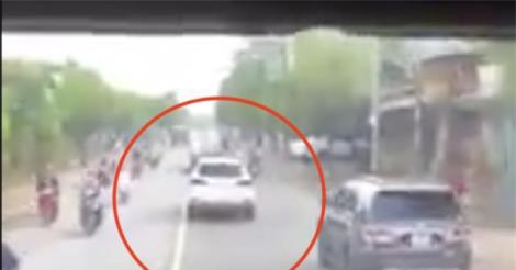 Tước giấy phép lái xe, phạt tiền tài xế "chặn" xe cứu hỏa