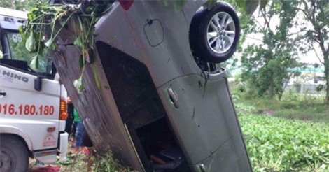 Xe "liệng" vào nhà dân tông chết người rồi cắm đầu xuống kênh