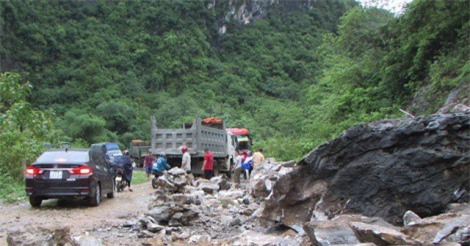 Đất đá sạt lở gây chia cắt quốc lộ 7