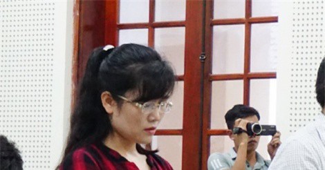 Hot girl ngân hàng chiếm đoạt 50 tỷ khóc như mưa sau khi nghe tuyên án