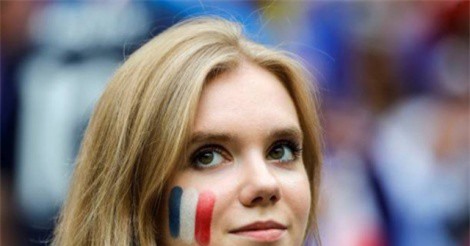 Màn “thí thố” nhan sắc bất phân thắng bại của fan nữ tuyển Pháp và Croatia 