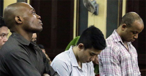 Nhóm trai Tây lừa hơn 10 phụ nữ bằng 'quà tiền tỷ' lĩnh án