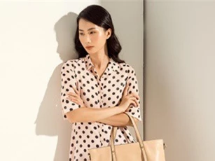 Học cách phối túi đeo vai tiện dụng cho nàng công sở