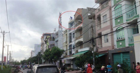 TPHCM: Cãi nhau với vợ, người đàn ông lên tòa nhà cao tầng “quậy tưng bừng”