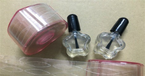 Keo dán mí có thể gây nhiễm khuẩn mắt