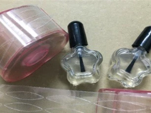 Keo dán mí có thể gây nhiễm khuẩn mắt