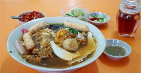 Quán vỉa hè Sài Gòn bán gần 1.000 tô bánh canh cua mỗi ngày