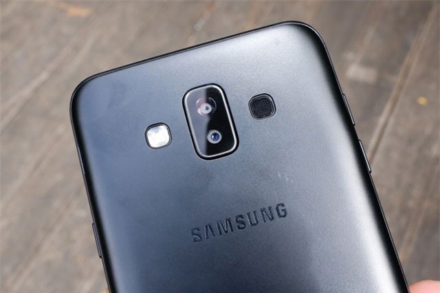 Smartphone camera kép giá rẻ nhất của Samsung lên kệ tại Việt Nam