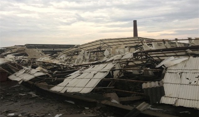 Bắc Giang: Giông sét đánh sập nhà xưởng, 3 người thương vong