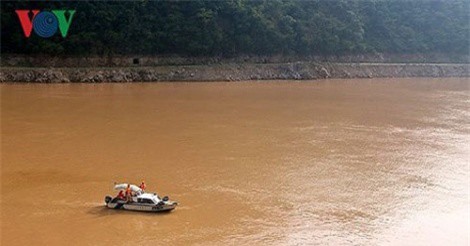 Bàn giao hai thi thể cuối cùng trong vụ lật thuyền ở lòng hồ sông Đà