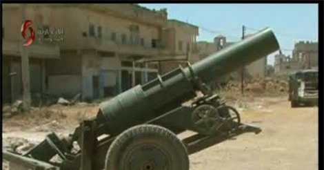 Clip: Lực lượng nổi dậy cúi đầu nộp vũ khí hạng nặng cho quân đội Syria