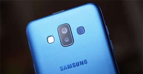 Clip: Mở hộp smartphone camera kép rẻ nhất của Samsung tại Việt Nam