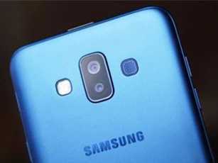 Clip: Mở hộp smartphone camera kép rẻ nhất của Samsung tại Việt Nam