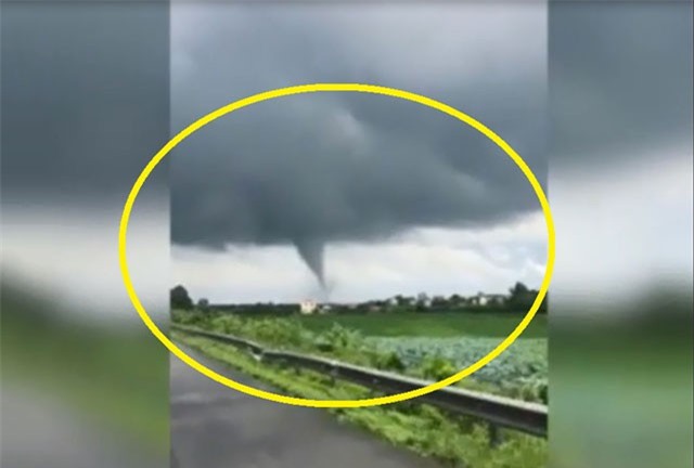 Clip: Vòi rồng khổng lồ xuất hiện gần cao tốc Pháp Vân - Cầu Giẽ