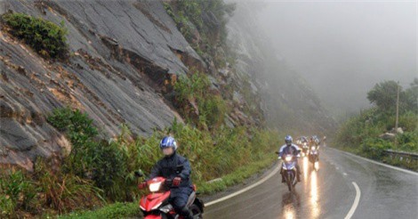 Kỹ năng di chuyển trên đường an toàn trong mùa mưa