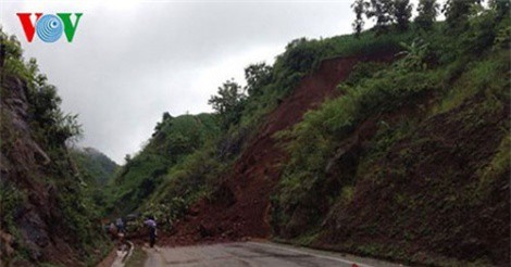 Sạt lở đất, Quốc lộ 6 ách tắc kéo dài