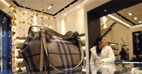 Burberry tiêu hủy hơn 37 triệu USD hàng tồn chứ không hạ giá