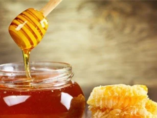 Đắp đường, mật ong, nghệ để vết thương hở mau lành?