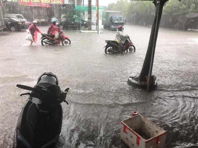 Đường phố Hải Phòng thành sông sau cơn mưa kéo dài