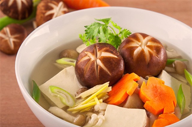 Học cách nấu canh nấm hạt sen bồi bổ cho cả nhà