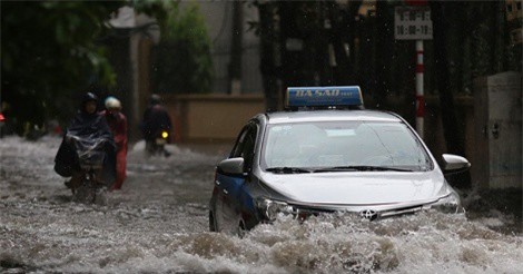 Mưa lớn, nước sông dâng cao, nhiều tuyến phố Hà Nội chìm sâu trong nước