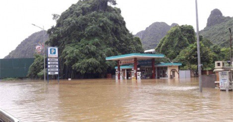 Quảng Ninh: Ngập sâu tới hơn 1m tại Đèo Bụt