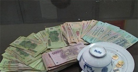 Quảng Trị: Bắt quả tang cán bộ địa chính đang say sưa xóc đĩa