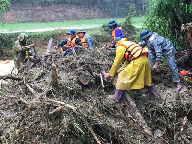 Thanh Hóa: Hơn 200 người đội mưa tìm kiếm nạn nhân vụ 4 người bị lũ cuốn 