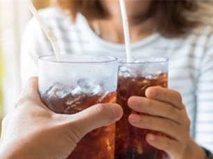 Thường xuyên uống nước ngọt có ga gây hại cho khả năng sinh sản