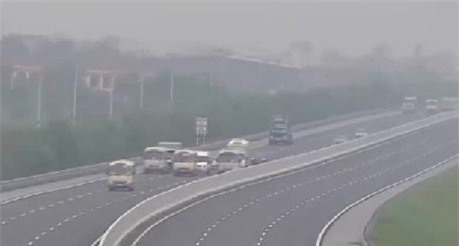 Truy phạt 3 xe khách dàn hàng trên cao tốc Hà Nội - Hải Phòng