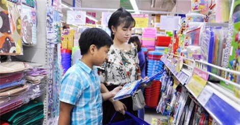 Hàng Việt giảm giá mạnh, chiếm lĩnh thị trường mùa khai giảng