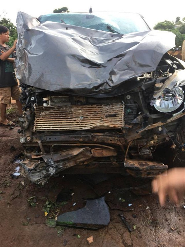 Ô tô bán tải tông liên tiếp 3 xe máy, 2 người tử vong