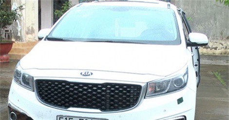 Ôtô gắn biển số giả chở hàng chục nghìn gói thuốc lá lậu