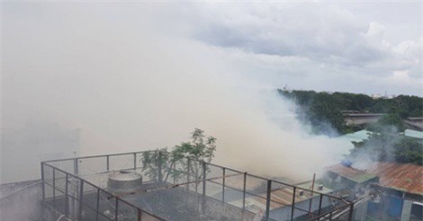 Siêu thị ở Sài Gòn di tản hàng vì xưởng gỗ sát bên bị cháy